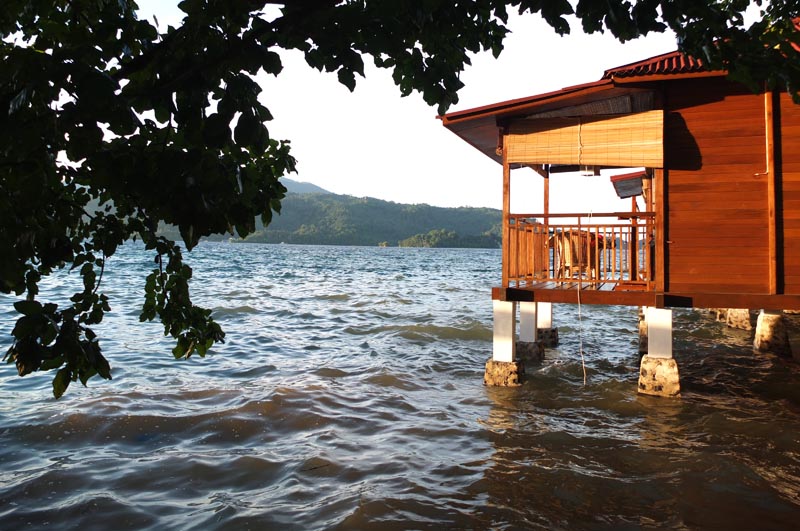 Superior Beachfront/Hillside