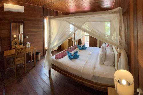 bunaken_standard_hillside_1