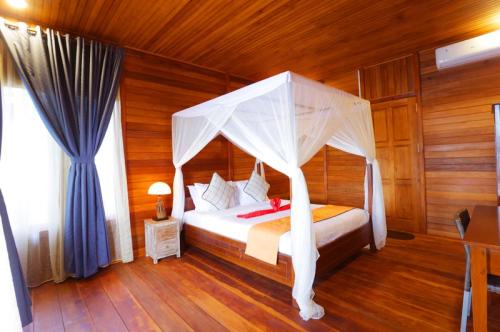 superior_hillside_lembeh_10